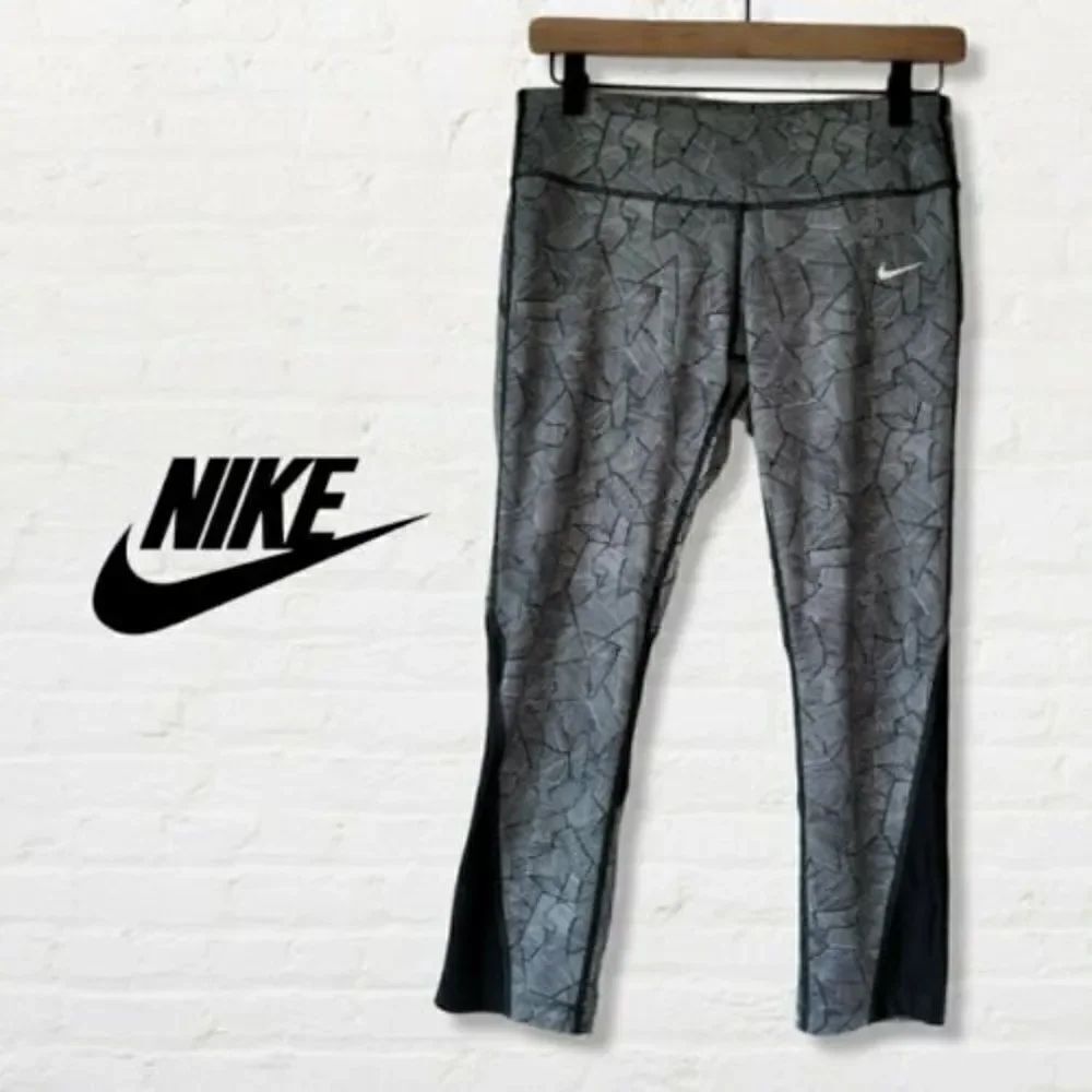 Nike Leggings Dri-Fit Capri Running Leggings Size Med Black and Gray Back Pocket